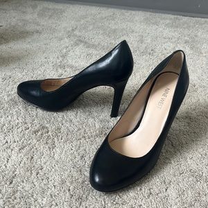 Black pumps